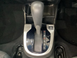 CVT車のセレクトレバーです。低速から高速まで、変速ショックのないスムーズな走りを実現するとともに、エンジン効率のよい領域を維持することで燃費にも貢献します。