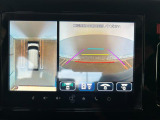 【全方位型モニター】クルマを上空から見下ろしているかのように、直感的に周囲の状況を把握できる全方位型モニター。狭い場所での駐車でも周囲が映像で確認できます。