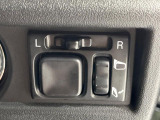【電動格納ミラー】サイドミラーは電動格納式となっており、狭い駐車場でもキズがつくリスクを抑えられます。