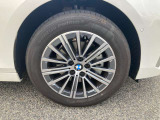 【BMWアロイホイル】軽量かつ強度に拘ったアロイホイル。走行性能ポテンシャルを引き出す設計。車の足元を引き締めてくれる大きなポイントはアロイホイルです。