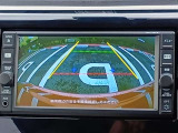 【バックカメラ装備】 リヤカメラにより後方の確認が出来ます。見通しが悪い夜の駐車場での車庫入れには、心強い味方となります。