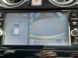 上空から見下ろしているかのような映像をディスプレイに映し出し、スムースな駐車をサポートします。画面は「トップビュー」のほか「サイドブラインドビュー」への切り換えが可能。ますます安心です