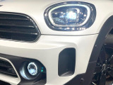 ●LEDヘッドライト:夜間走行時も良好な視界を確保し安心して運転できる高輝度LEDヘッドライトを装備!点灯速度が早く、消費電力も抑えられています。