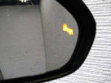隣車線を走る車両をレーダーで検知し、ドアミラーでは確認しにくい後側方エリアに存在する車両に加え、急接近してくる車両も検知します。車両を検知するとドアミラーに搭載されたLEDインジケーターが点灯します。