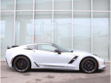 歴代コルベットでこのC7までがFR車となっており、なんと言ってもやはりこの横からのコークボトルのようなボディラインが美しいです。