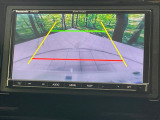 【バックカメラ】駐車時に後方がリアルタイム映像で確認できます。大型商業施設や立体駐車場での駐車時や、夜間のバック時に大活躍!運転スキルに関わらず、今や必須となった装備のひとつです!