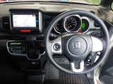 運転席から各種ボタンの操作がしやすいように設計されたデザイン。ドライブなでもスマートに操作ができます♪