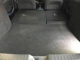 リヤシートを倒すと大きな荷物も搭載可能です。