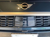 MINIの特徴的な内装のデザインは飛行機のコックピットをイメージしてデザインされております。外装だけでなく内装でも楽しませてくれる特徴的な車です☆