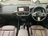 モカレザーシートやウッドパネルなど高級感漂う室内も後期型X3の魅力です!モカレザーシートとソフィストグレーのボディカラーとのお洒落な組み合わせ必見です!