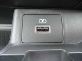 運転席そばにUSBソケットがあります♪♪ここでスマホの充電できちゃいます♪♪