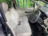 運転席まわりには十分なスペースがあり、大柄な方でもゆったり運転していただける環境です。