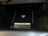 ワイヤレス充電対応のスマートフォンを置くだけでさっと充電できます。充電ケーブルが必要ないので車内がすっきりします。