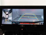 パノラミックビューモニター付きです。車両を上から見たような映像をモニター画面に表示。運転席からの目視では見にくい、車両周辺の状況をリアルタイムでしっかり確認できます。