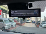 インテリジェントルームミラーが付いております。バックドアについてますカメラと連動して、後方の映像がルームミラーに映ります。