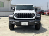 「どこにでも行ける。何でもできる。」Jeepに息づく自由の精神はその素晴らしい性能で、Jeepだから辿り着ける未知なる世界へ誘い心と身体を開放します。