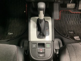 CVT車のセレクトレバーです。低速から高速まで、変速ショックのないスムーズな走りと、エンジン効率のよい領域を維持して燃費にも貢献します。サイドブレーキはスイッチ操作の電子制御パーキングブレーキです。