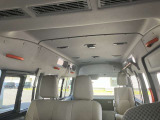 車内上部にも手摺りが付いているので車内で移動する際も安心です。