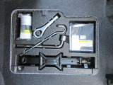 助手席足元に各種工具とパンク修理剤が収納されています!!