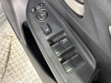 【電動格納ミラー】サイドミラーは電動格納式となっており、狭い駐車場でもキズがつくリスクを抑えられます。