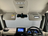 運転席のサンバイザーにはバニティーミラーも付いています。身だしなみチェックには欠かせません