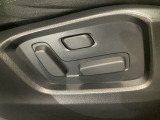 運転席にはパワーシートを装備!シート位置を記憶するメモリー機能付きなのでご夫婦で2名分セットすると便利です♪