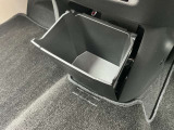 グローブボックス以外にもちょっとした収納スペースがあります。