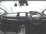室内は、圧迫感の少ない広々とした空間と運転に集中できるコックピットを両立。