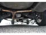 車両後方からの下回りです。マフラー防錆塗装や下回り防錆施工等も可能でございます。