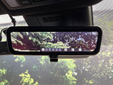 【デジタルインナーミラー】後席の大きな荷物や同乗者で後方が確認しづらい時でも安心!カメラが撮影した車両後方の映像をルームミラー内に表示。クリアな視界で状況の確認が可能です!