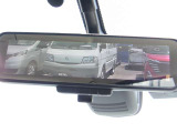 スマート・ルームミラー。ルームミラーに、リヤカメラの車両後方映像を表示。世界初の新技術で、荷物や人で見えづらかった後方視界がクリアに!