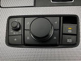 【電動パーキングブレーキ】パーキングブレーキは便利な電動式!ボタン一つで操作でき、アクセルを踏めば自動で解除されます♪レバーやペダルが無いので運転席廻りもすっきりしますね♪