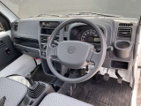 運転席周りになります。内装色はグレー系です。