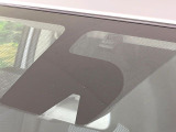 【エマージェンシーブレーキ】走行中に前方の車両等を認識し、衝突しそうな時は警報とブレーキで衝突回避と被害軽減をアシスト。より安全にドライブをお楽しみいただけます。