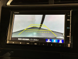リバースギアに入れるだけで後方の表示へ切り替わります。夜間や雨の日の駐車も楽になりますよ。