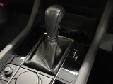 【フロアシフト】直感的な操作性や手に取りやすいレバー位置が特徴です。MTモードはエンジンブレーキやパワフルな加速を要する際など様々なケースで活躍。