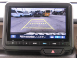 リバース時にはリアカメラにより後方の確認も可能です。「ノーマル・ワイド・トップダウンビュー」の3つから状況に合わせて切り替え可能です。