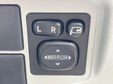 【電動格納ミラー】サイドミラーは電動格納式となっており、狭い駐車場でもキズがつくリスクを抑えられます。