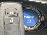 【スマートキー】カバンやポケットに入れたままでもドアの施錠・解錠が可能なスマートキーを装備。エンジンのオン・オフ時もカギを取り出す必要が無いからとっても便利です♪