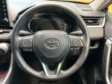 インテリアに合わせたデザインのステアリングは、運転される方のことも考え、運転しやすい形状、大きさです。是非一度、実際に触ってお確かめください。