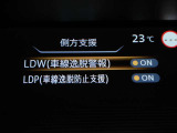 車線逸脱警報は、走行車線から逸脱しそうな場合にメーター内の警告灯とブザーで危険回避を知らせてくれる安全機能です♪