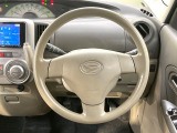 インテリアに合わせたデザインのステアリングは、運転される方のことも考え、運転しやすい形状、大きさです。是非一度、実際に触ってお確かめください。