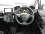 運転席側から見た写真です、お車にマッチングするように考えられたインパネデザイン!沢山のスイッチ類も運転される方が使いやすい位置に配置されていますね!