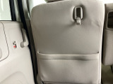 前席背面に、フックと収納ポケットが付いています。