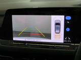 ギアをリバースに入れると車両後方の映像を映し出します。画面にはガイドラインが表示され、車庫入れや縦列駐車などの際に安全確認をサポートします。