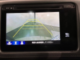 リバースギアに入れるだけで後方の表示へ切り替わります。夜間や雨の日の駐車も楽になりますよ。