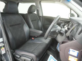 運転席のスペースはゆったりしていて、視界も広く確保されているので普段の運転からロングドライブまで快適です。