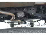 車両後方からの下回りです。マフラー防錆塗装や下回り防錆施工等も可能でございます。