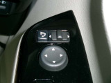電動格納式ミラーなので、対向車などとのすれ違い時にも便利です。