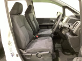 女性でも運転がしやすいように、シートの高さ調整機能(シートリフター)がついています。広い足元にゆったり座れるシートには肘掛も装備しており長距離の運転でも疲れにくいシートです。